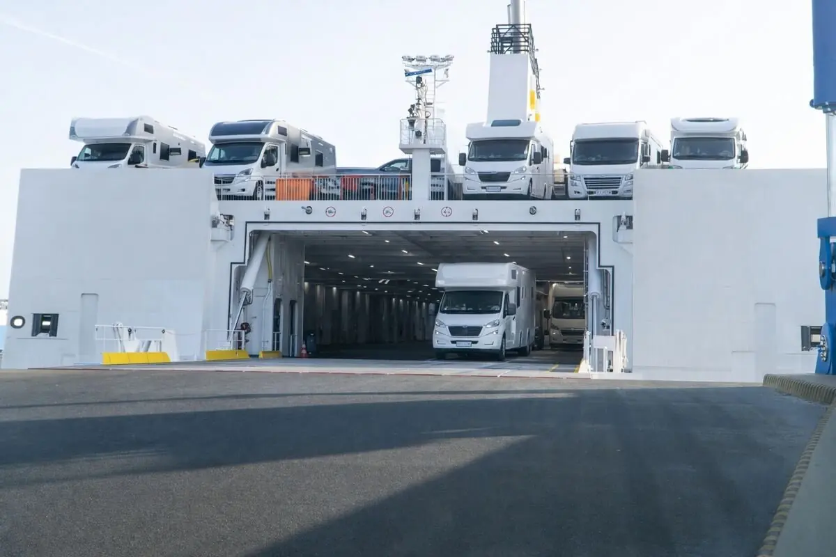Wohnmobil fährt auf die Fähre