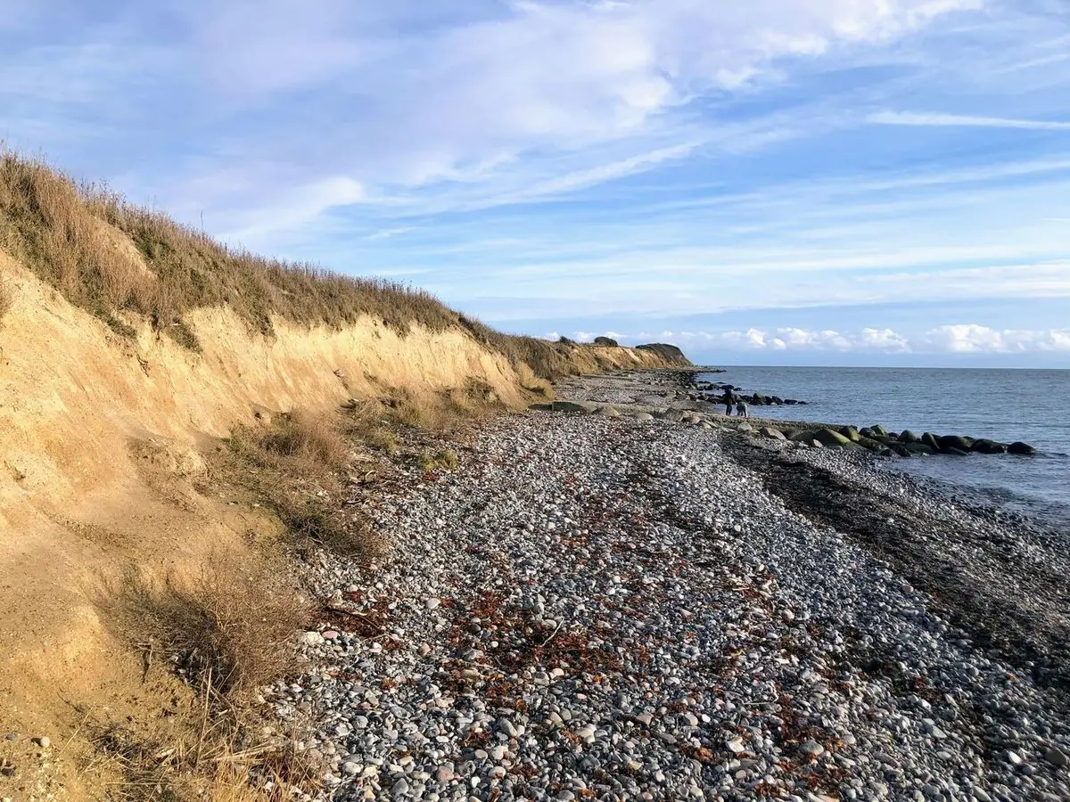 Stejl kyst med stenstrand