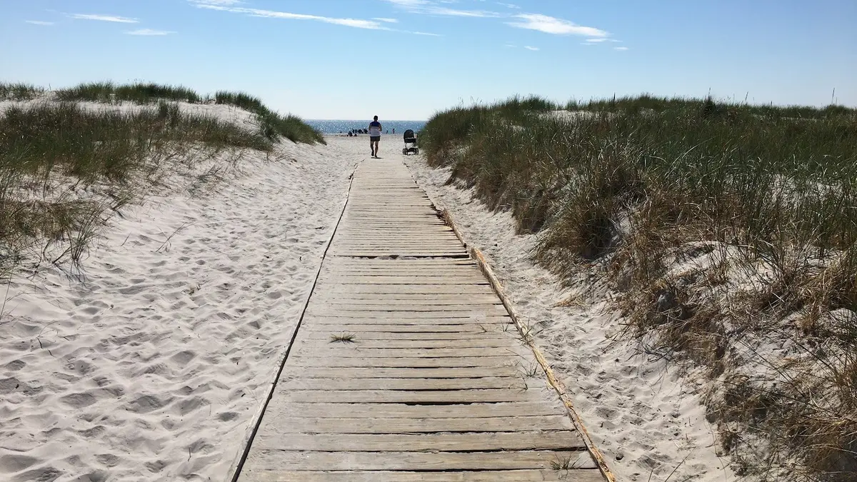 Holzsteg durch die Dünen zum Strand auf Bornholm