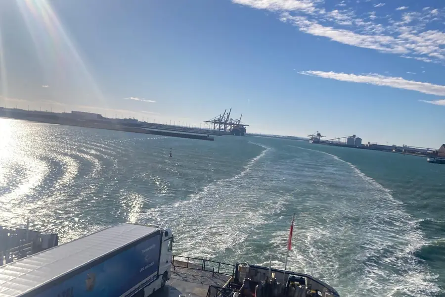Fahrzeuge beim Auffahren auf die Fähre in Calais
