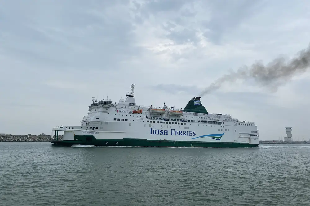 Fähre verlässt den Hafen