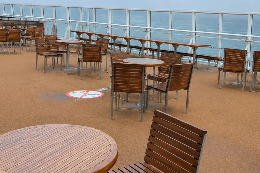 Sonnendeck einer Kanalfähre
