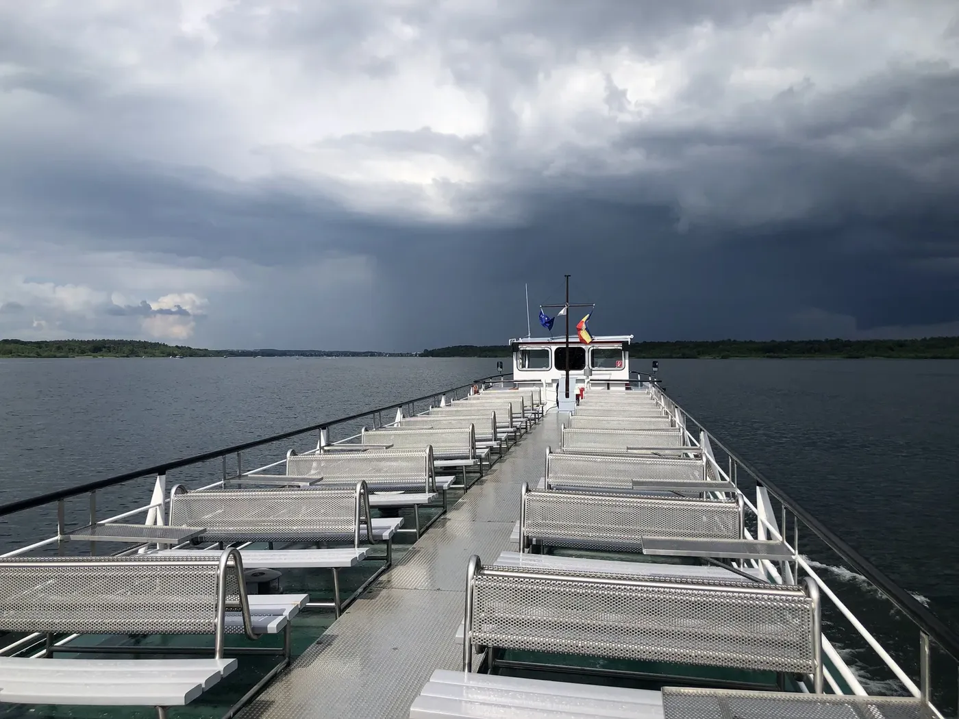 Cubierta superior vacía bajo nubes de tormenta