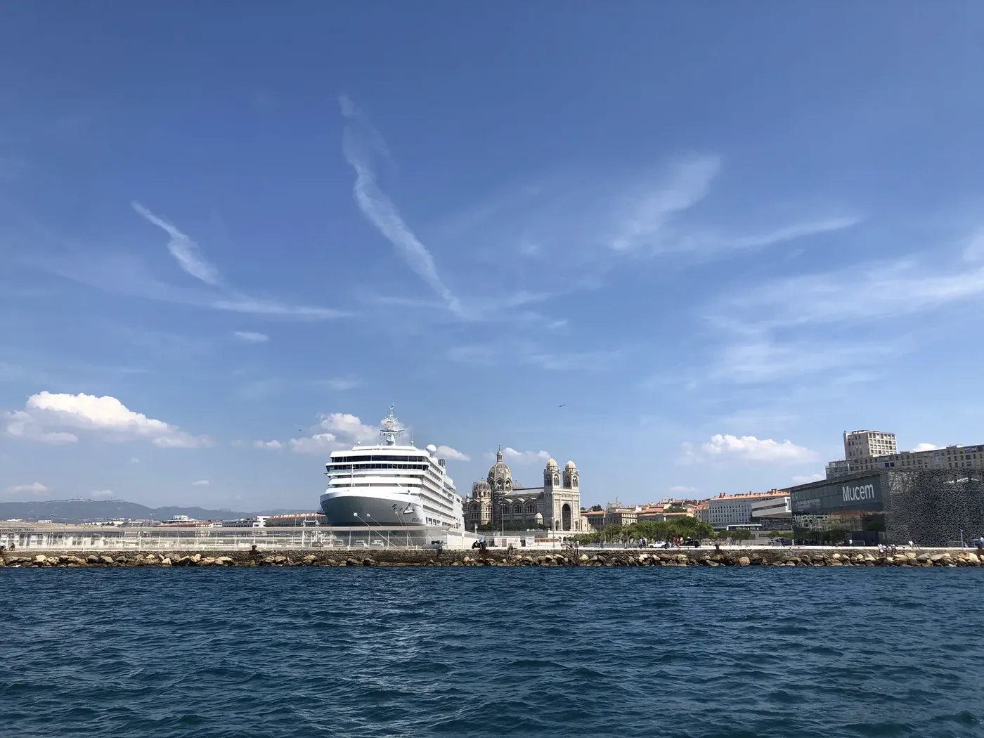 Marseillen rantabulevardi katedraaleineen ja MuCEM-museoineen, laiva laiturissa
