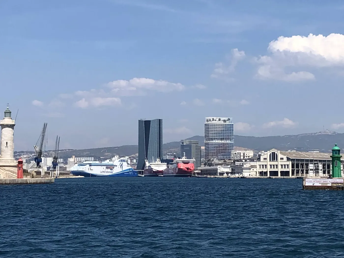 Lauttoja Marseillen satamassa kaupungin siluetin edessä