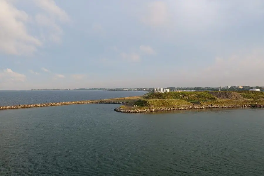 Blick von der Fähre auf Mole und Küste